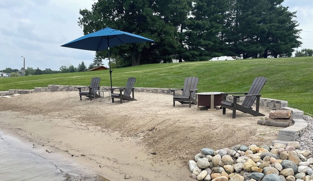 Renovated cottage in quiet lake community. Game room. All-sports Lake Diane.