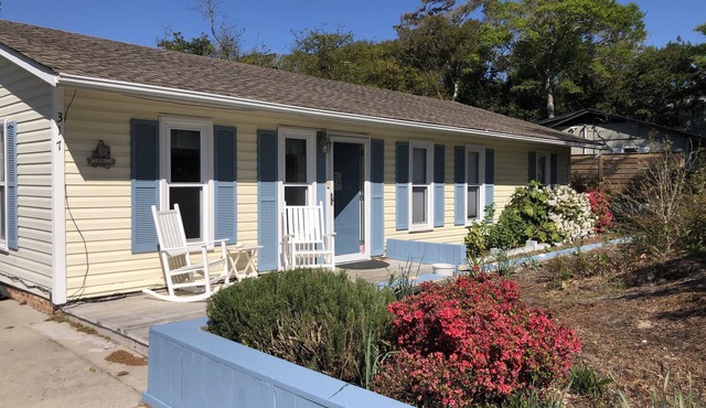 Renovated Cottage with Private Free Oceanfront Parking and Outdoor Shower