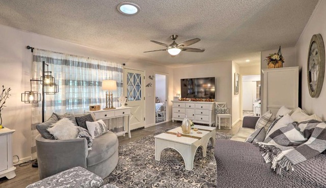 Renovated Cottage w/Fire Pit in Munds Park!
