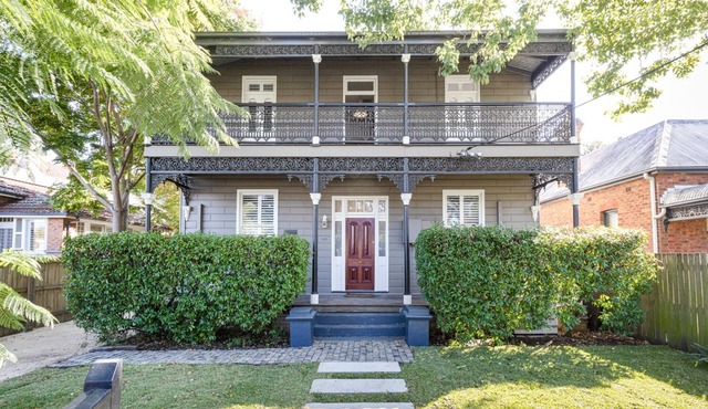 Renovated cottage w/fireplace, pool, pet friendly, close to cafes & Restaurants