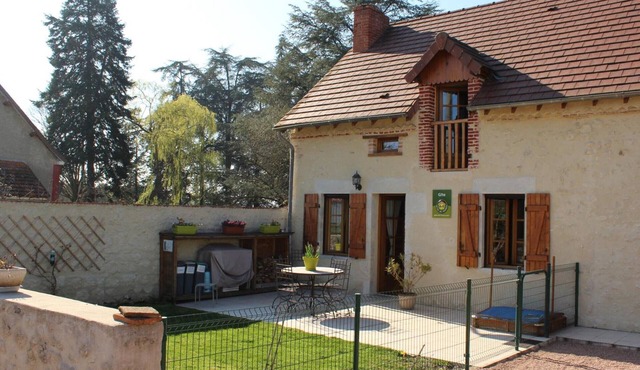 Renovated cottage with terrace, pets allowed near St Pourçain