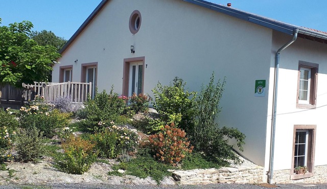 Renovated Cottage with Terrace and Parking in Countryside