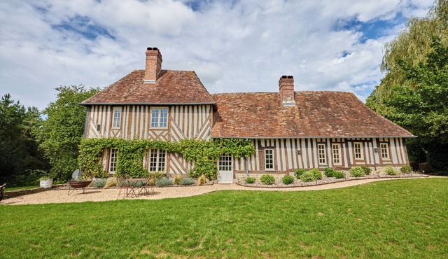 Renovated country house with heated swimming pool