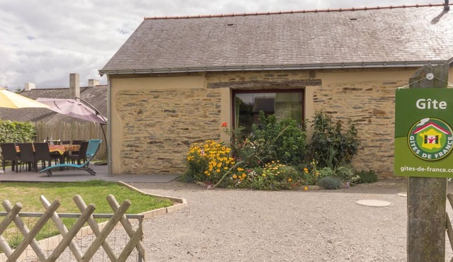 Renovated Country Cottage with Modern Amenities, Near Nantes, Family-Friendly