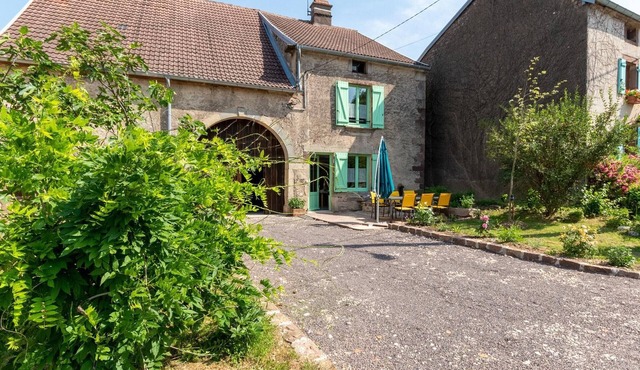Renovated country house, enclosed garden, pets allowed, bikes & private parking