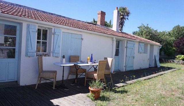 Renovated Country House with Garden, 2 Bedrooms, 500m from Beach