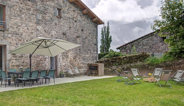 Renovated country house, ideal for 10, natural setting and modern comfort