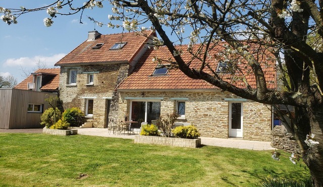 Renovated country property 2kms from town with swimming pool