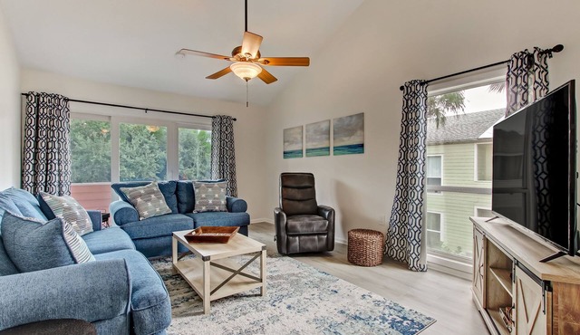 Renovated, Cozy 2Bd 2Ba, Steps from Private Beach & Pool!