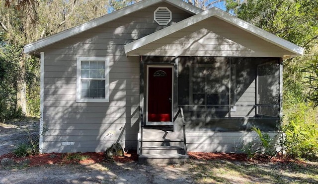 Renovated cozy cottage, pet friendly, close to Springs, sleeps 8