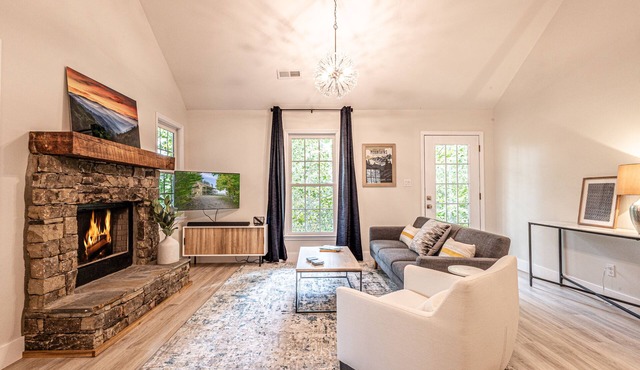 Renovated Cozy Cottage in Bryson City! Experience the cool Smokies!