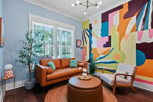 Renovated Dog Friendly Duplex Near Food & Fun Fully Fenced Yard and Private Parking