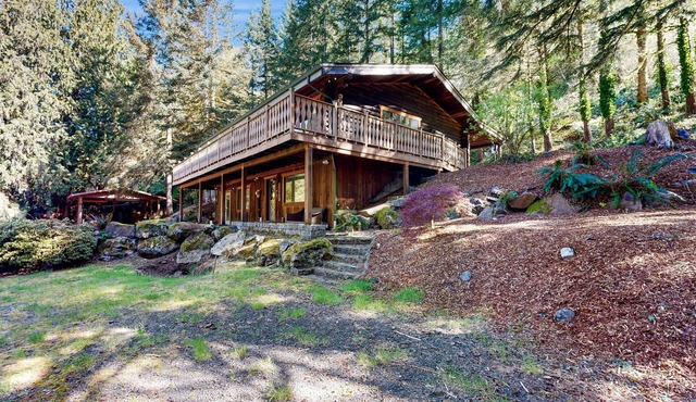 Renovated, dog-friendly lodge with river view, kayaks, great deck & firepit