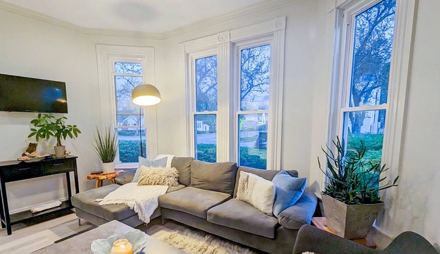 Renovated, dog-friendly apartment with office & fireplace - right in town