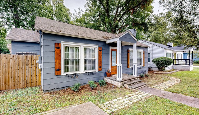 Renovated downtown house w/enclosed backyard, deck, fireplace, central AC & W/D