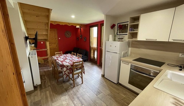 Renovated Duplex Apartment with 2 Bedrooms, Ski Access, and Free WiFi