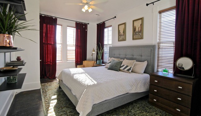 Renovated EaDo Flat, walk to GRB, bars, stadium-above restaurant & bar adjacent