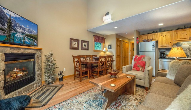 Renovated Fall River Retreat Private Hot Tub