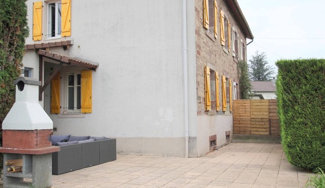 Renovated Family Apartment with Garden & BBQ, Luxeuil-les-Bains