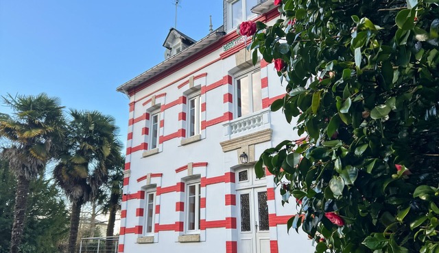 Renovated family home 14 sleeps 10 min from beaches, parking and wifi