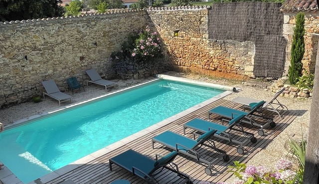 Renovated family home with heated pool & views of the Lot valley