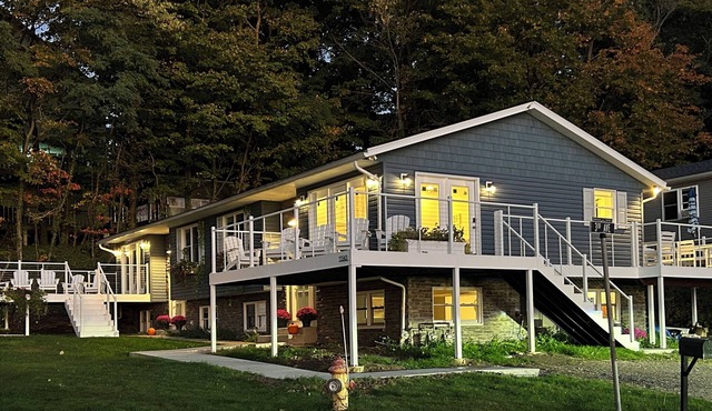 Renovated Family Lake House - 50' from Lake Erie shore - no cliff