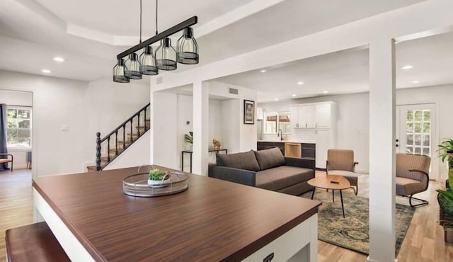 Renovated Family & Pet Friendly Home-Pool Table!