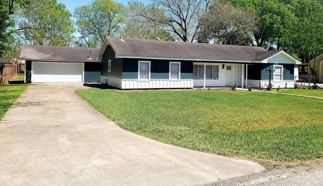 Renovated family retreat in Baytown, TX! Sleeps 10 comfortably!