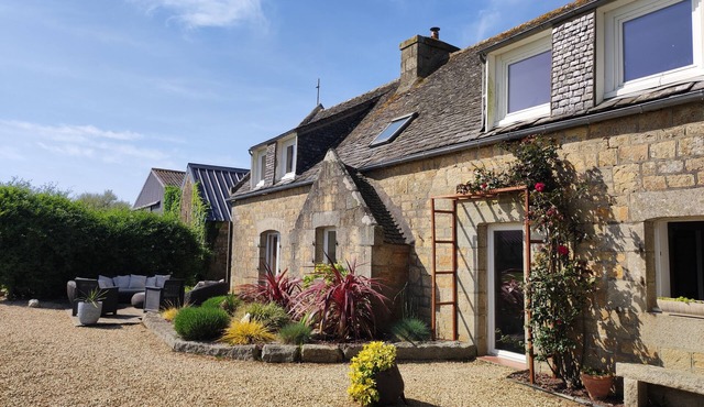 Renovated farmhouse between land and sea