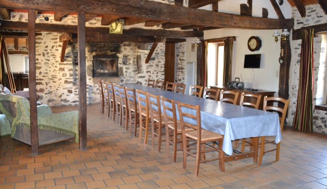 Renovated Farmhouse near 24H Le Mans with Large Yard & Volleyball Court