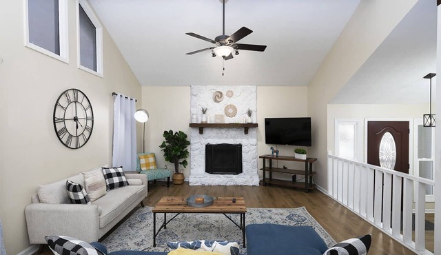 Renovated Farmhouse Near Six Flags