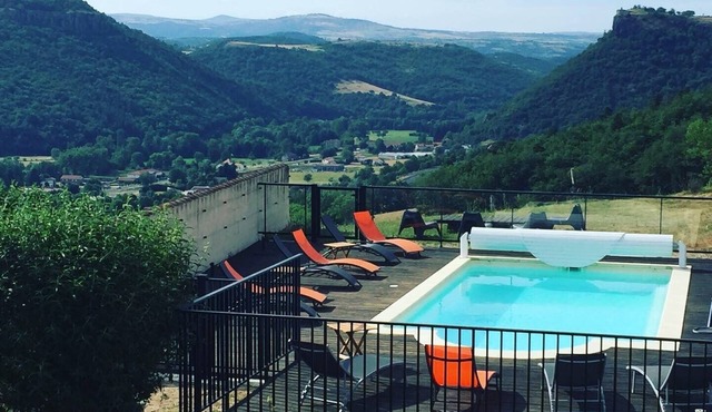 RENOVATED FARMHOUSE 26 PERS HEATED POOL