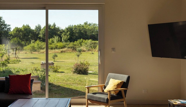 Renovated farmhouse with swimming pool, pétanque and country views