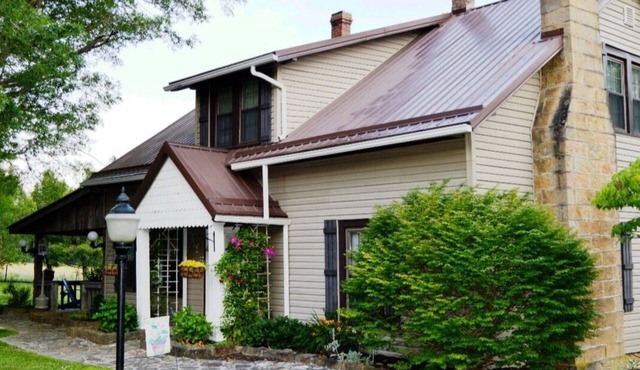 Renovated farmhouse - Mercer/Summer County