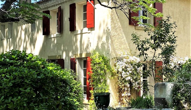 Renovated farmhouse on a wine-growing estate, Ventoux view, near Avignon
