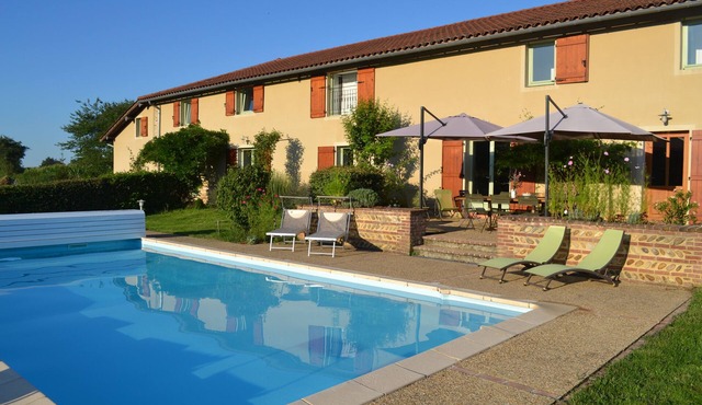 Renovated farmhouse, private heated pool, air-conditioned bedrooms, large garden