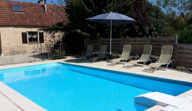 Renovated farmhouse, quiet location, unobstructed view, private pool