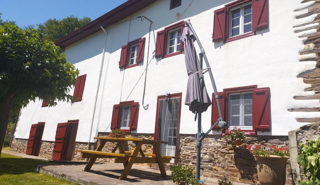 Renovated farmhouse - sleeps 4 to 7