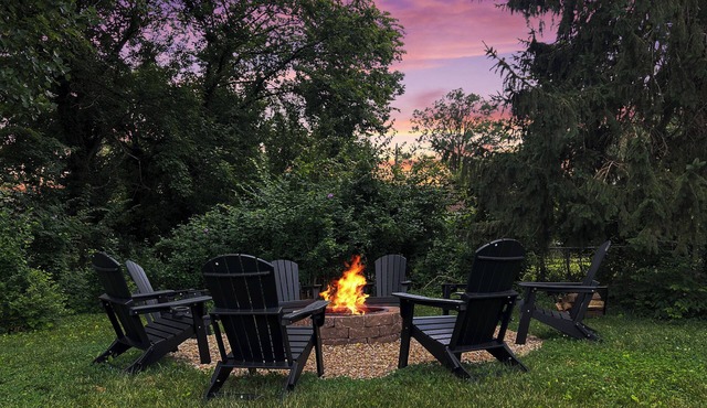 Renovated Farmhouse + Fire Pit + Huge Yard + 4BR