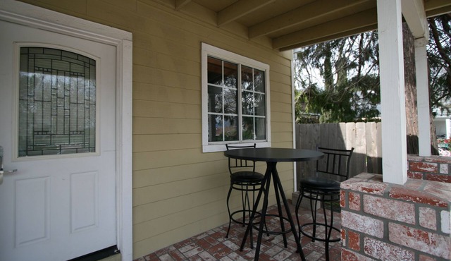 Renovated Farmhouse 4 Blocks From Downtown Square
