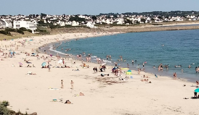 Renovated farmhouse with heated and covered swimming pool, 5 minutes from the ocean.