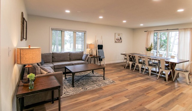 Renovated Farmhouse w/ Game Room! Sleep 6!
