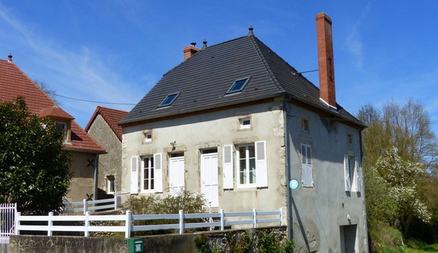 Renovated farmhouse with garden, pets allowed