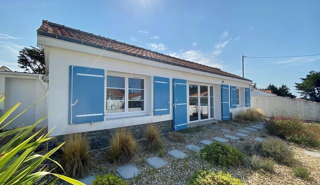 Renovated Beach House - Comfort & Amenities, Near Shops & Activities, WiFi Included