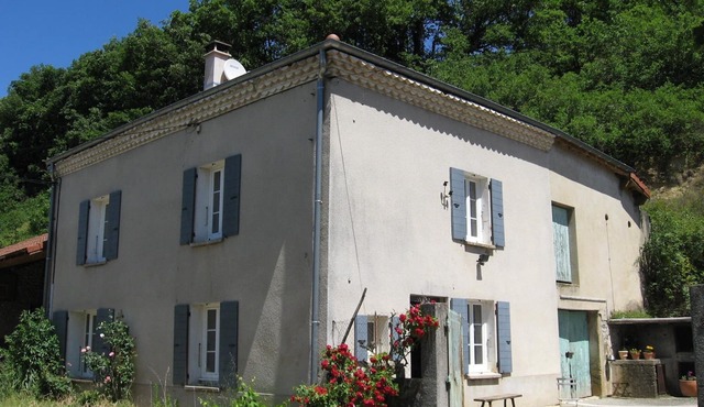 Renovated 19th century farmhouse in the heart of the hills