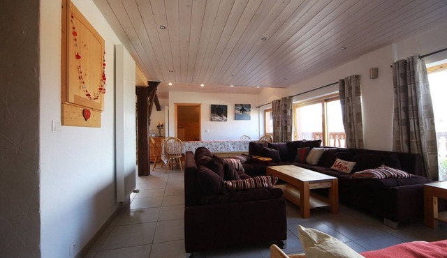 Renovated Farmhouse: 6 Rooms, 12 Guests, Near Ski Bus & Pistes, Parking, WiFi, Close to Amenities