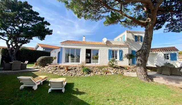 Renovated house with terrace and enclosed garden 30m from the sea, parking, wifi