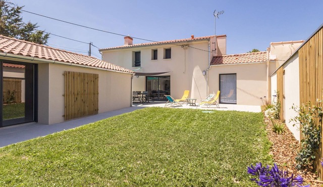 Renovated cottage near beaches, parking, private garden, southeast terrace