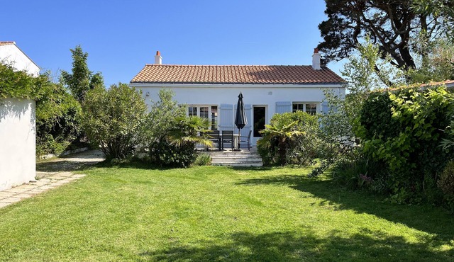 Renovated 3-star house of 60 m2 with large enclosed garden (pets welcome).