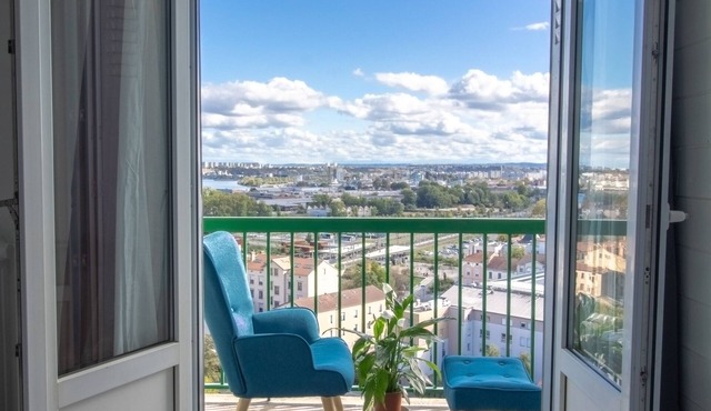 Renovated 2-Bed Apartment 2 min from Lyon